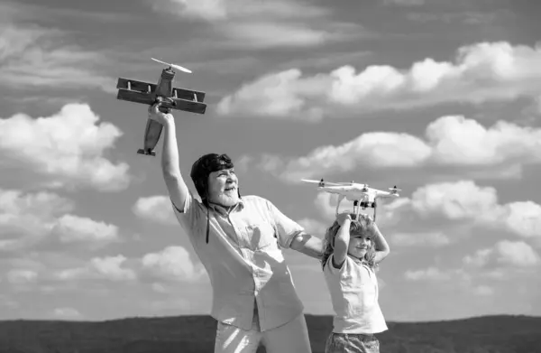 Jovem Neto Velho Avô Com Avião Quadricóptero Drone Sobre Céu — Fotografia de Stock