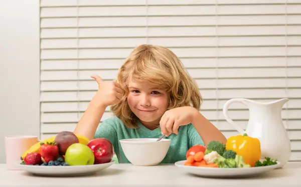 Kleine Jongen Die Gezond Ontbijt Kinderen Voeding Ontwikkeling Groenten Eten — Stockfoto