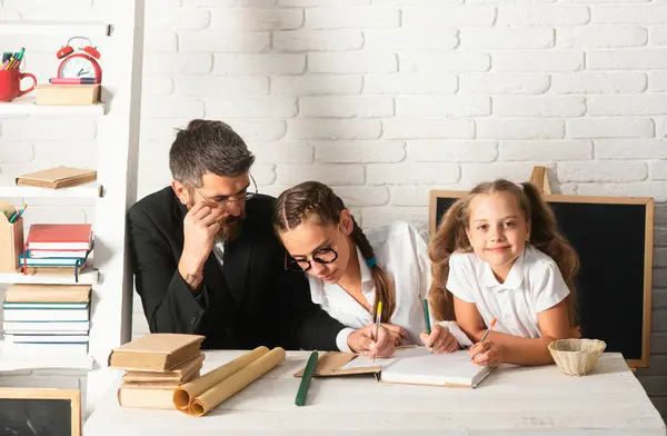 Dad Teaching Schoolchild Girls Father School Kids Daughters School Reading — Stock Photo, Image