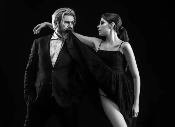 セクシーなエレガントなカップル 黒のスーツの男 豪華な情熱的な愛の概念 ロイヤリティフリーのストック写真