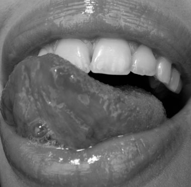 Diş bakımı, sağlıklı dişler ve gülümseme, ağzında beyaz dişler. Sağlıklı beyaz dişlerle gülümseme. Ağzını aç, dil dişlere değsin.