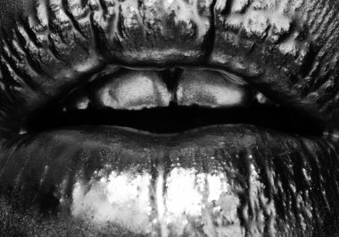 Dudaklarda altın ruj, makro altın ağız. Dudak izi. Kadınlar için lüks kozmetik. Altın sanat tasarımı. Kapat.