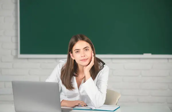 Портрет Молодой Студентки Колледжа Обучающейся Классе Фоне Доски Студентка Компьютерной — стоковое фото