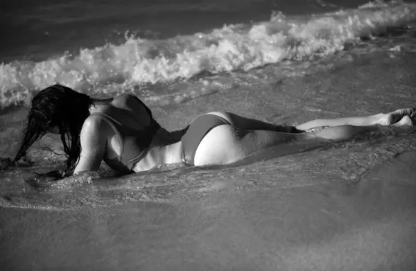 Plajda Seksi Bir Mayo Giymiş Genç Bir Kadın Denizde Şehvetli Stok Resim
