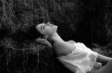 Güzel bir kızın yüzü, kırsal kesimde genç bir kadının dış portresi. Romantik yaz kadını