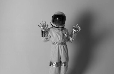 Çocuk kendini uzay kaskı takan bir astronot olarak hayal ediyor. Başarı, yaratıcılık ve başlangıç konsepti