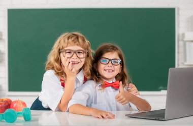 Okula dönelim. Küçük şirin okul çocukları sınıfta birlikte çalışıyorlar. Okulda arkadaşlık, sınıf arkadaşı konsepti.