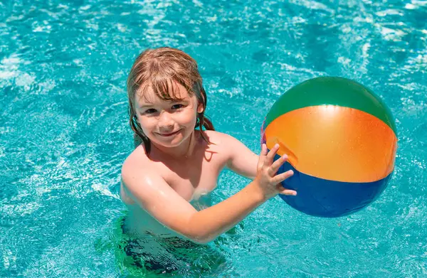 Kind Spetterend Het Zwembad Actieve Gezonde Levensstijl Zwemmen Watersport Activiteit — Stockfoto