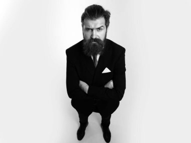 Takım elbiseli ve batılı genç bir iş adamı. Geniş açı, üst görünüm