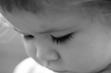 Sevimli bir bebeğin portresi. Kafkas çocuk yüzünü kapatın. Komik çocuğun yakın plan kafası.