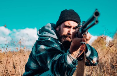 Amerika'da avcılık. Hunter avı av tüfeği silahla. Hunter orman hedefleyen tüfeği. Avcı adam. Av dönemi, sezonu. Elinde silah olan erkek