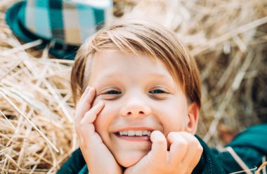 Chid sonbahar mutlu ve sevinç çocuk sonbahar bir köy bir meltemde. Çocuklar 