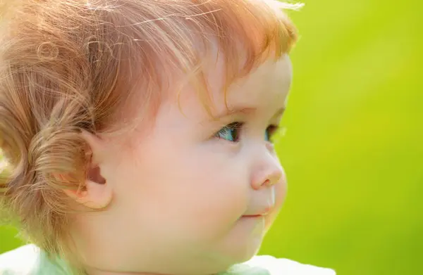 Søtt Babyfjes Som Nærmer Seg Grønt Gress Sommeren Morsomt Barneportrett – stockfoto