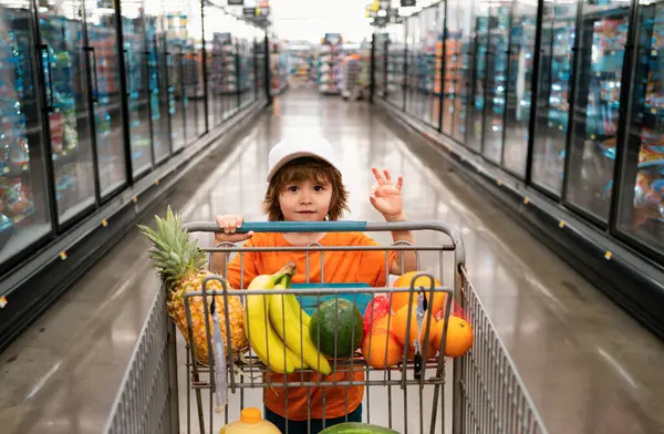 Süpermarketteki Neşeli Çocuk Sebze Alır Çocuklar Için Sağlıklı Yiyecekler Tuhaf — Stok fotoğraf