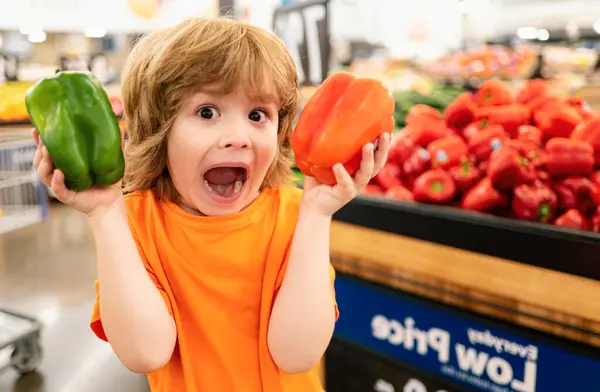 Счастливый Мальчик Клиент Держит Тележку Делает Покупки Супермаркете Продуктовом Магазине — стоковое фото