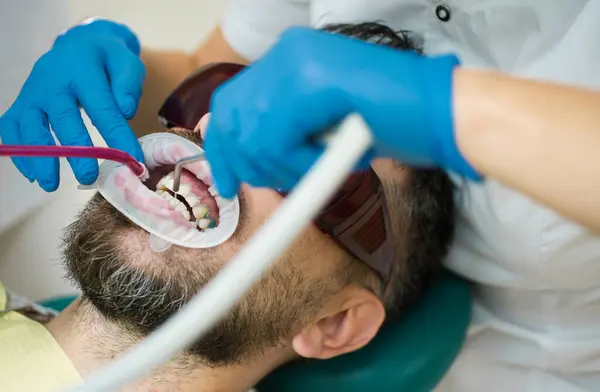 Jeune Homme Choisissant Couleur Des Dents Chez Dentiste Dentiste Examinant — Photo