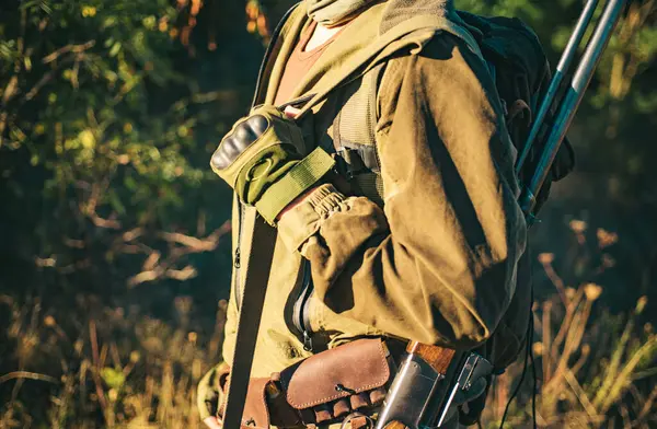 狩りに散弾銃を持つハンター 迷彩服の狩猟用ライフルで狩りに準備でハンター — ストック写真
