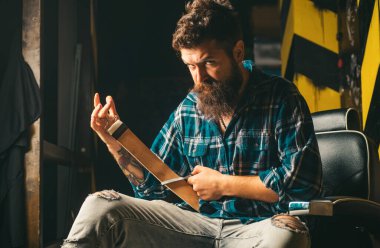 Tıraş ve ustura. Şık kuaför dükkanı istemci sakallı. Makas ve ustura kuaför dükkanı berber. Çok trendy ve şık Berber Dükkanı