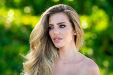 Yazın güzel genç bir bayanın açık hava portresini çek. Bahar modeli. Genç ve güzel bir kadın şehvetli görünüyor.