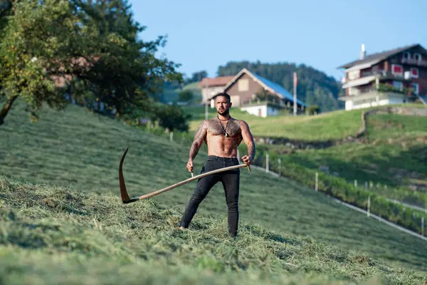 Güç Adam Tırpan Kullanıyor Yeşil Çim Tarlasında Tırpanlı Bir Çiftçi — Stok fotoğraf