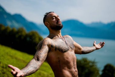 Seksi bir adam. Seksi bir adamın baştan çıkarıcı yüzü. Yakışıklı, üstsüz bir adam. Kaslı erkek vücudu fit. Güçlü atletik adam. Erkek modele uygun. Sağlıklı yakışıklı atletik adam dışarıda.