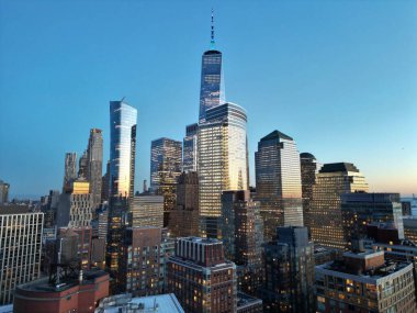 Manhattan 'ın merkezindeki New York şehrinin hava görüntüsü insansız hava aracından Hudson Nehri üzerindeki gökyüzü manzarası