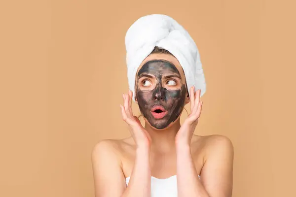 Žena Aplikovat Dřevěné Uhlí Obličejová Maska Izolované Přes Béžové Pozadí — Stock fotografie