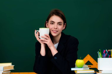 Sınıfta çay içen fincanlı öğrenci. Üniversitede kahve molası. Lise sınıfındaki öğrenci kız. Lisedeki bilgi. Liseli ya da üniversiteli kız