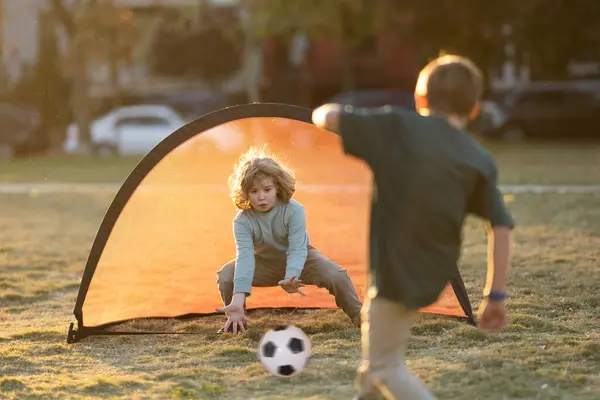 Παιδί Αγόρι Κατέχουν Κλασική Μπάλα Ποδοσφαίρου Στην Παιδική Χαρά Ένα — Φωτογραφία Αρχείου