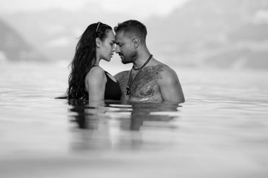 Seksi bir tatil. Sahilde seks. Yaz seksi çiftler. Deniz suyunda romantik bir çift. Seksi bir tatil. Sahilde seks. Erotik şehvetli çift suda öpüşüyor. Yaz seksi çiftler. Siyah ve beyaz