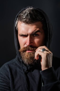 Sakal kremi. Sakal bakımı. Erkek dikenli sakal konsepti. Dikenli kıl derisini tahriş etti. Temiz ve yumuşak sakal için şampuan ve saç kremi. Erkek güzellik hizmeti, sakal bakımı. Sakal yağı.