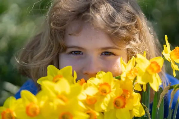 Wiosenna Zabawa Dla Dzieci Dziecko Bawi Się Świeżym Powietrzu Pięknym — Zdjęcie stockowe