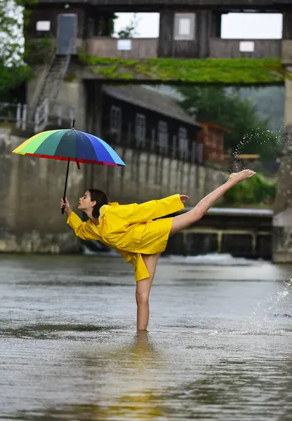 Regentag Lustige Aufgeregte Frau Regenmantel Hält Regenschirm Mit Regentropfen Der — Stockfoto