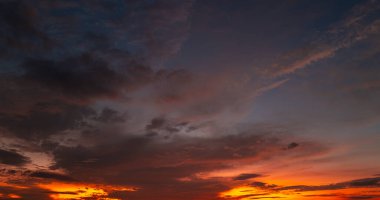 Gün batımı ya da gün doğumu. Dramatik görkemli gün batımı. Gökyüzü bulutlu ve gökyüzü aydınlık arka planda. Farklı şekillerde bulutlarla gün doğumu. Sakin gün batımı gökyüzü ve bulutlar arasında güneş
