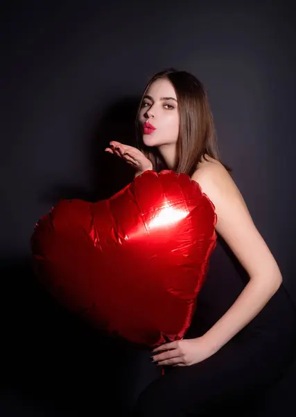 美丽的年轻女子手持红心形状的气球 情人节 性感女人的浪漫约会 庆祝情人节的女人 红气球心形的貌美女子 — 图库照片
