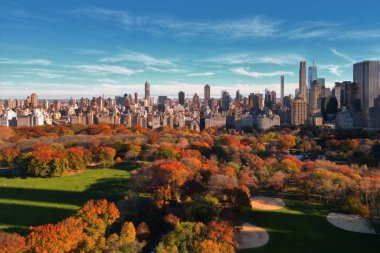 Sonbahar Sonbaharı. İnsansız hava aracından sonbahar Central Park manzarası. Sonbaharda New York City Manhattan Central Park Havalimanı panoraması. Central Park 'ta sonbahar. Sonbahar New York. Central Park Yaprakların Sonbahar Renkleri