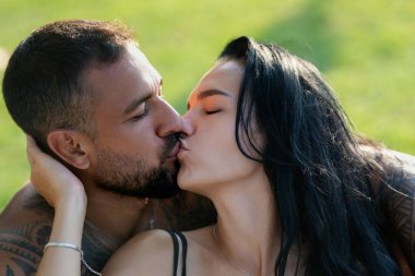 Aşık çift öpüşüyor. Tutkulu bir öpücük. Romantik bir an. Şefkatli aşıklar