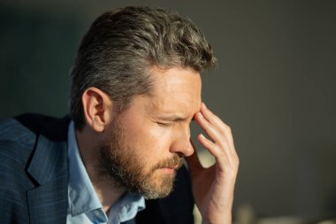 Yorgun adam baş ağrısından muzdarip. Aşırı yorgun adam migren ağrısı çekiyor. Sıkıcı iş adamında ofis sendromu var. Ofis çalışanı, yönetici ya da serbest çalışan birinin başı ağrıyor.