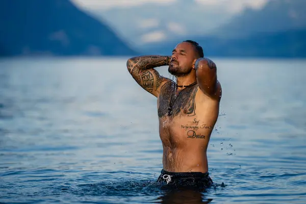 Homem Musculoso Sexy Água Verão Férias Férias Summer Travel Relaxe — Fotografia de Stock