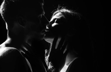 Romantik bir öpücük. Birbirine aşık çiftler, şefkatle sarılıp öpüşüyorlar. Güzel kadın ve yakışıklı erkek arkadaş.