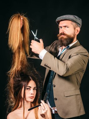 Sağlıklı Saçlı Güzel Manken Kız. Uzun saçlı. Moda kesimi. Kuaför, güzellik salonu. Modern saç kesimi. Berber ve berber salonu hakkında fikirler