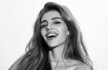 Temiz, sağlıklı ciltli, doğal makyajlı, spa konsepti olan bir kadın. Güzel seksi kız.