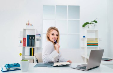 Genç ve güler yüzlü sekreterin portresi.