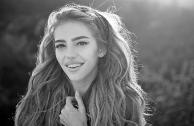 Doğal güzellik suratı. Moda, dışarıda güzel bir kadın. Tedavi ve cilt bakımı