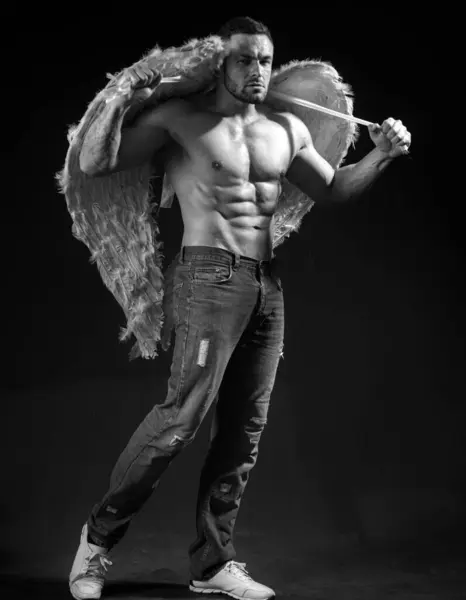 翼を持つハンサムな筋肉 裸の男性天使 セクシーなアスリート天使の男 バレンタインデー — ストック写真