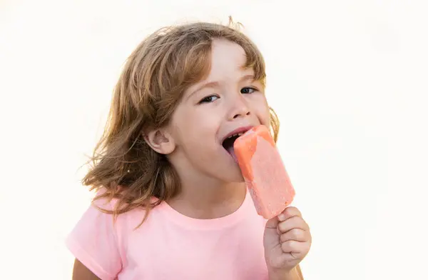 Dondurma Yiyen Mutlu Bir Çocuğun Portresi Pozitif Çocuk Yüzü — Stok fotoğraf