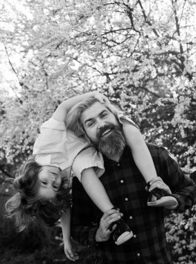 Mutlu çocuk babasıyla omuz gezintisi. Babalar Günü. Baba oğul ilişkileri. Arkadaş canlısı aile ilişkileri