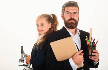 Okula dön, üniformalı kız öğrenci. Öğrenci kız portresi ve okul malzemeleriyle özel öğretmen. Ciddi öğretmen.