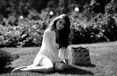 Yaz tarlalarında genç bir kadın. Sahada mutlu bir kız. Kadınlar açık havada eğlenmeyi sever. Doğal güzellik. Bahar geldi.