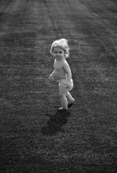 Happy Baby Grass Fieald Summer Evening Smiling Child Wearing Diaper — Stock Photo, Image